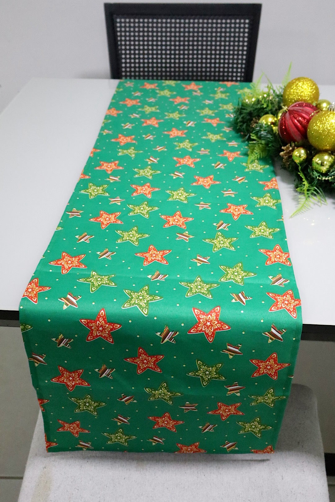 Caminho de Mesa Natal Estampado Estrelas Verde
