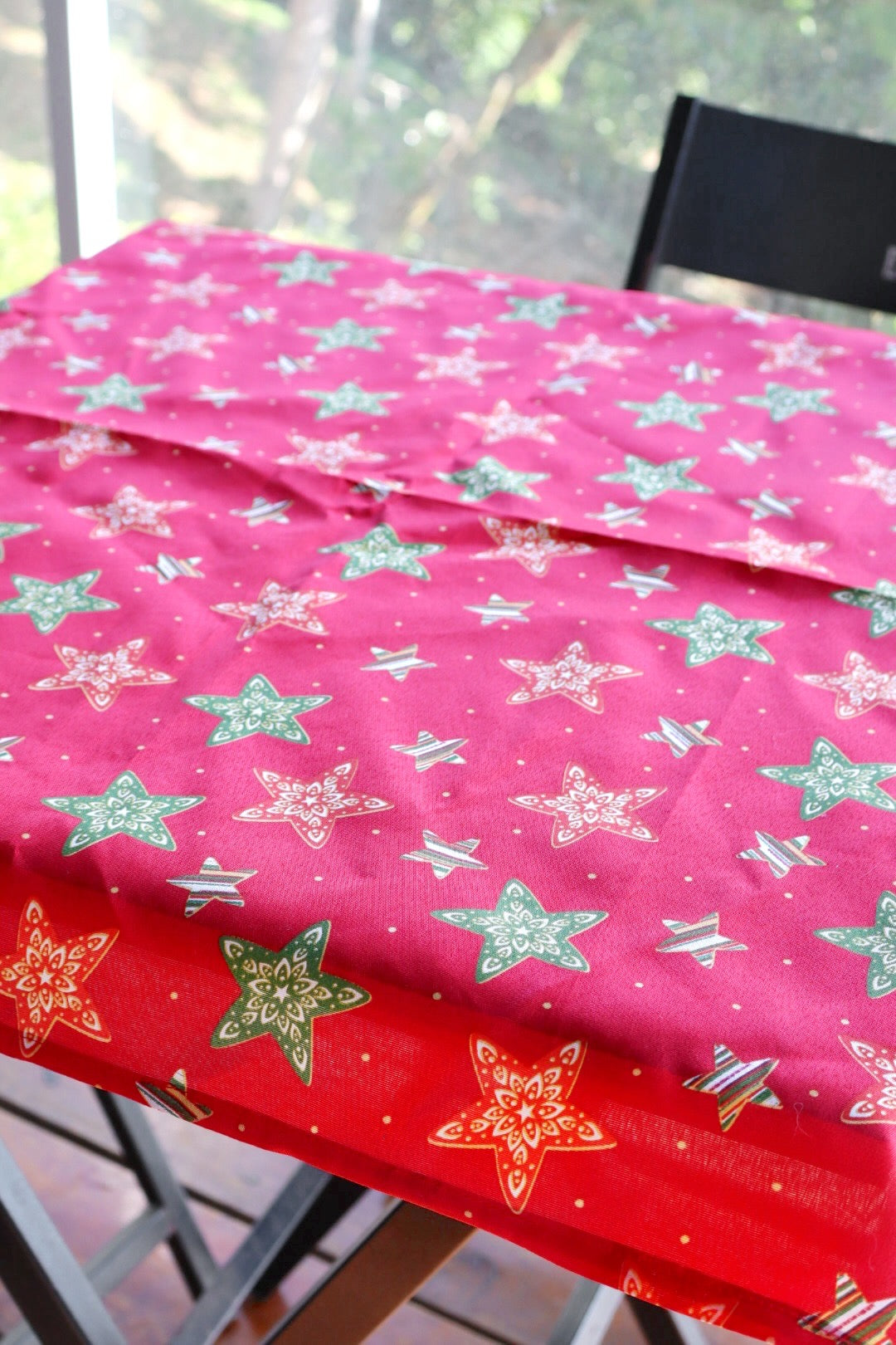 Toalha de Mesa Quadrada Composê Estrelas Vermelho Natal