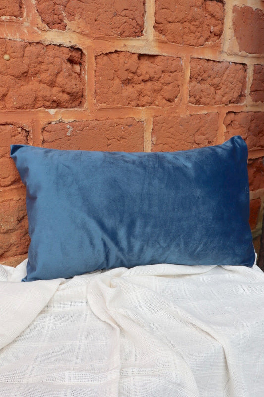 Capa de Almofada Baguete Retangular Suede Lisa Azul Petróleo - 30x50