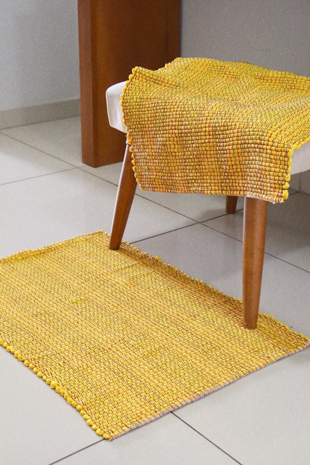 Par de Tapete de Malha Sem Franja Liso Amarelo