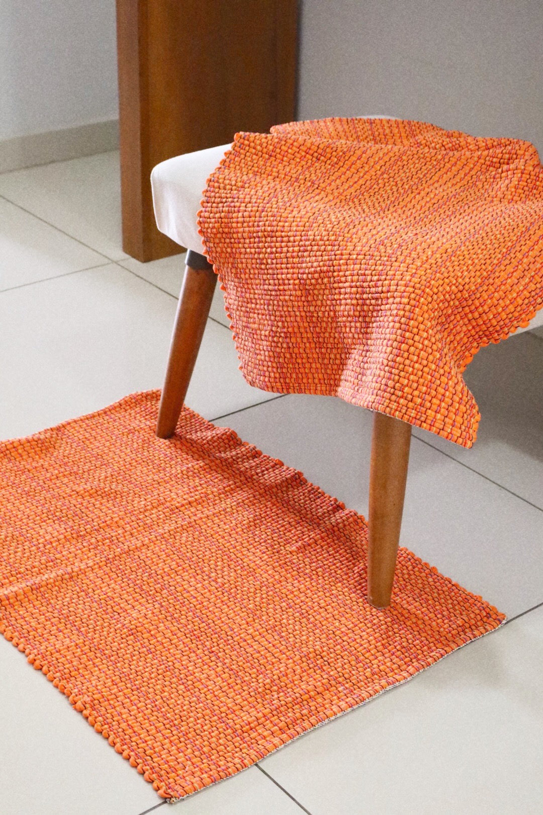 Par de Tapete de Malha Sem Franja Liso Laranja