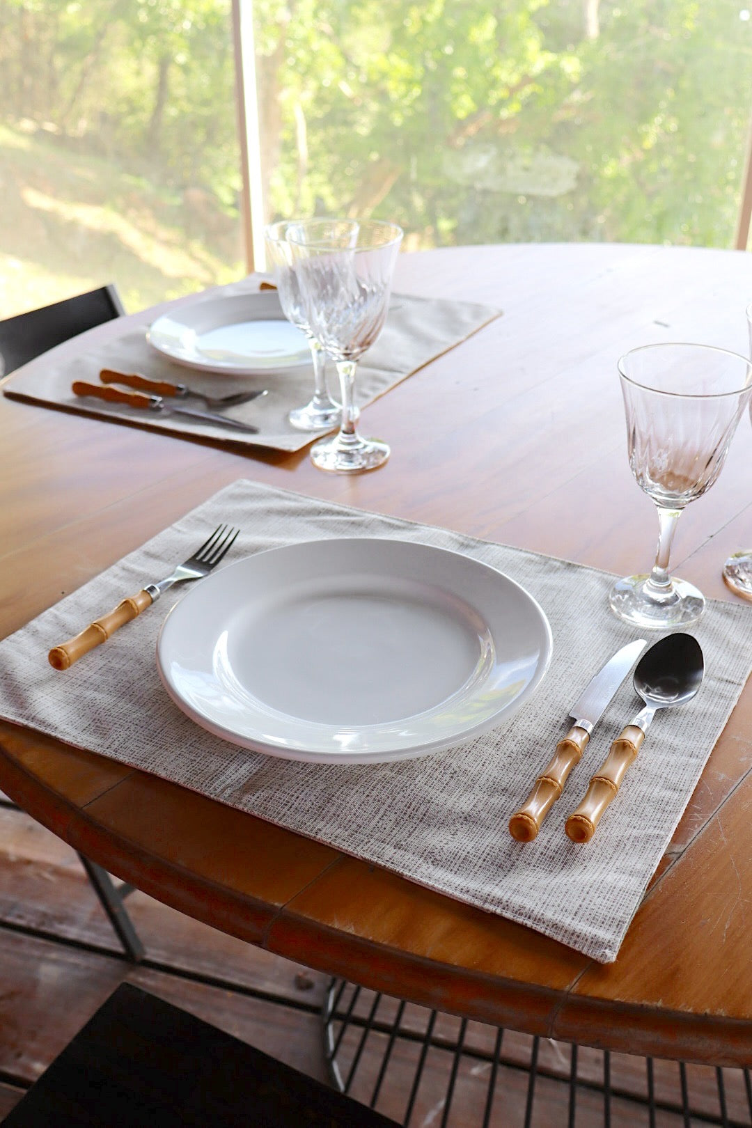 Lugar Americano Dupla Face Impermeável Mesclado Cru/ Geométrico Verde e Marrom