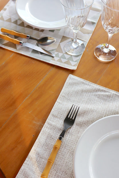 Lugar Americano Dupla Face Impermeável Mesclado Cru/ Geométrico Verde e Marrom