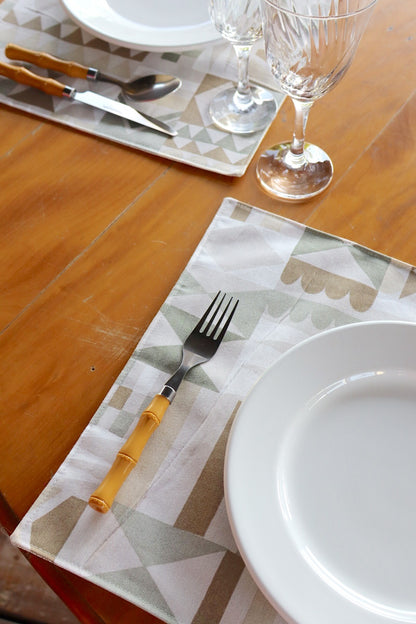 Lugar Americano Dupla Face Impermeável Mesclado Cru/ Geométrico Verde e Marrom