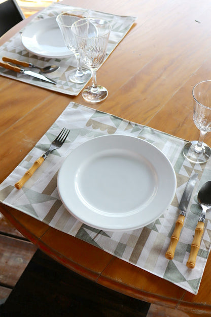 Lugar Americano Dupla Face Impermeável Mesclado Cru/ Geométrico Verde e Marrom