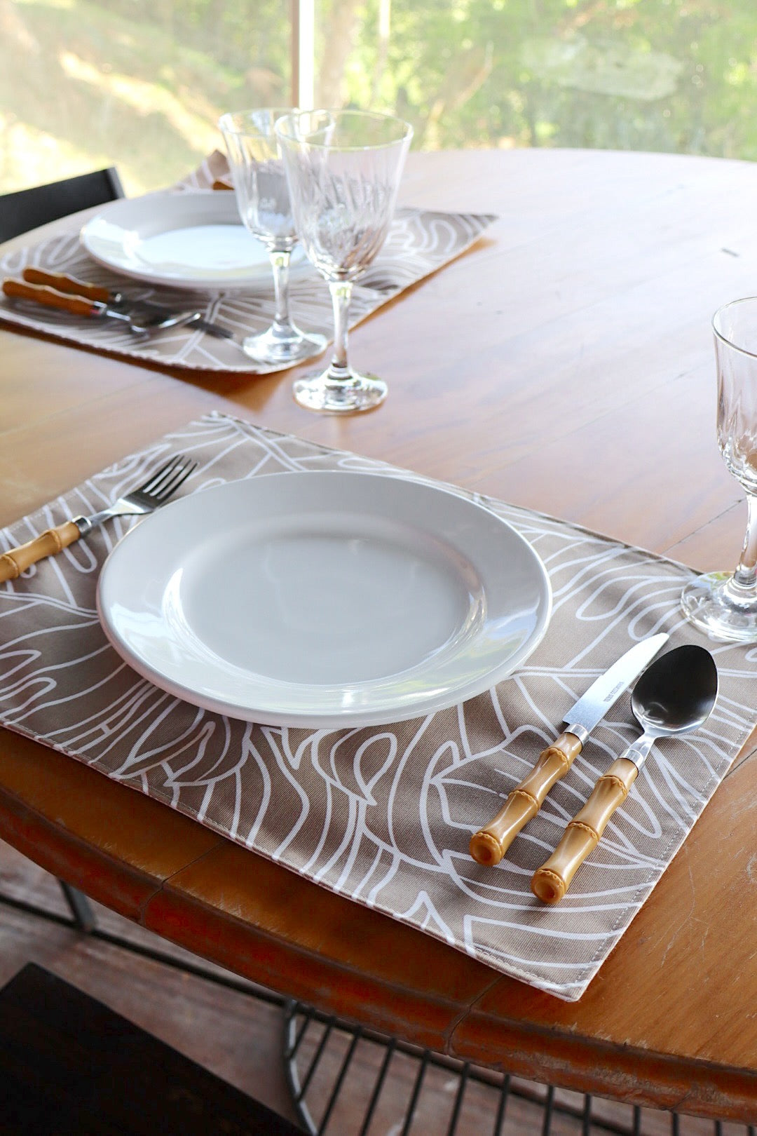 Lugar Americano Dupla Face Impermeável Folhas Bege