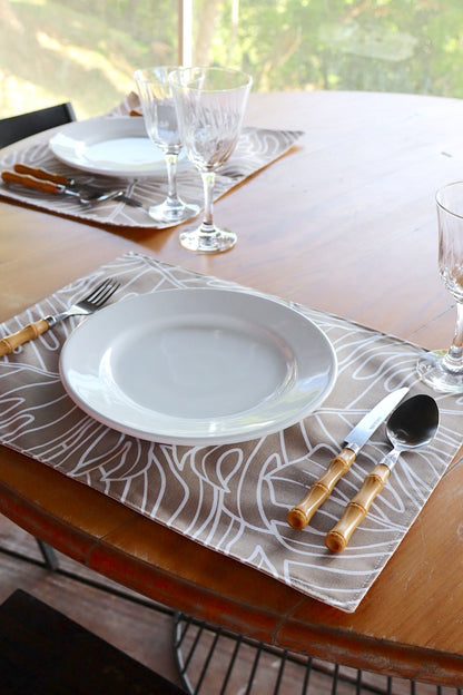 Lugar Americano Dupla Face Impermeável Folhas Bege