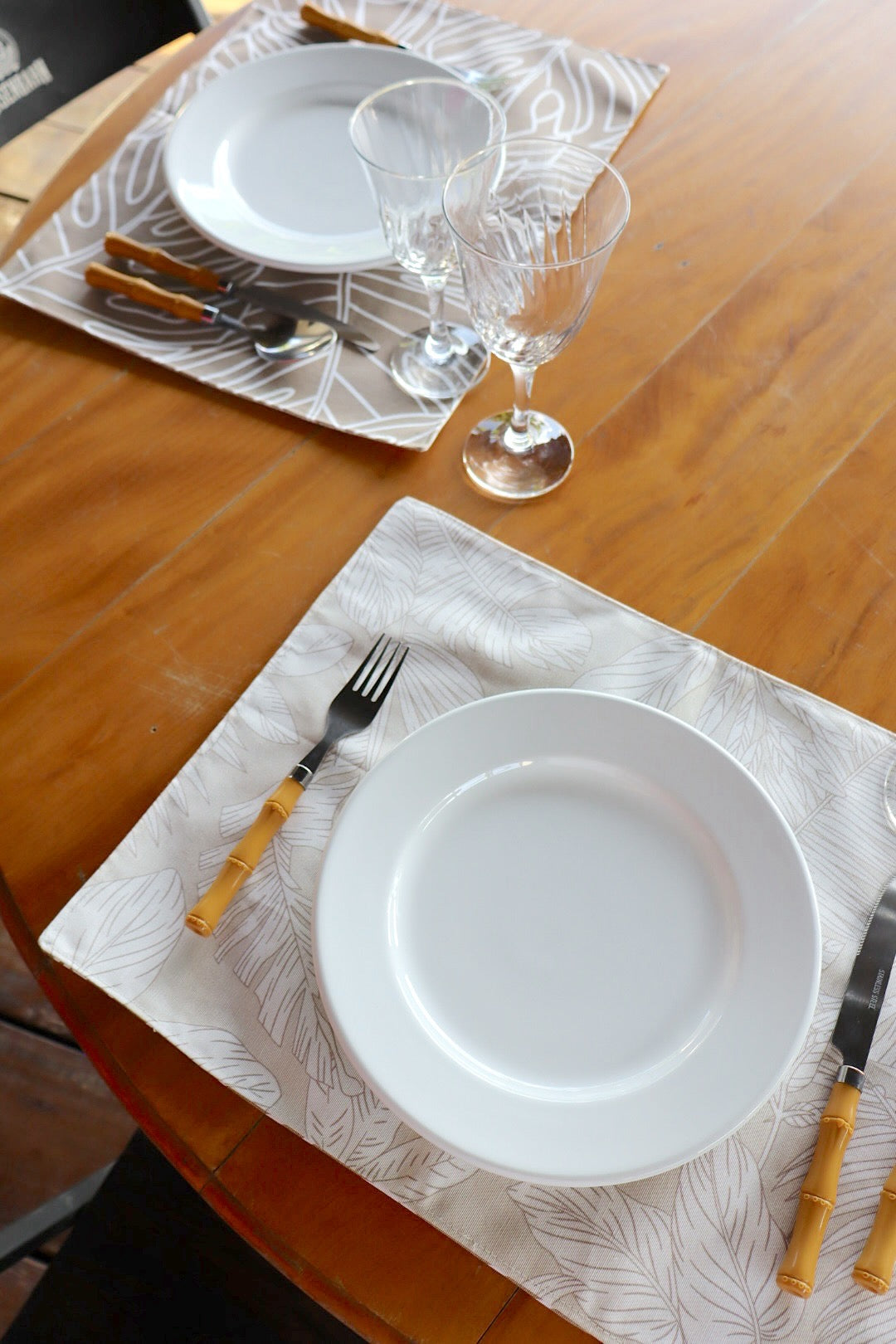 Lugar Americano Dupla Face Impermeável Folhas Bege