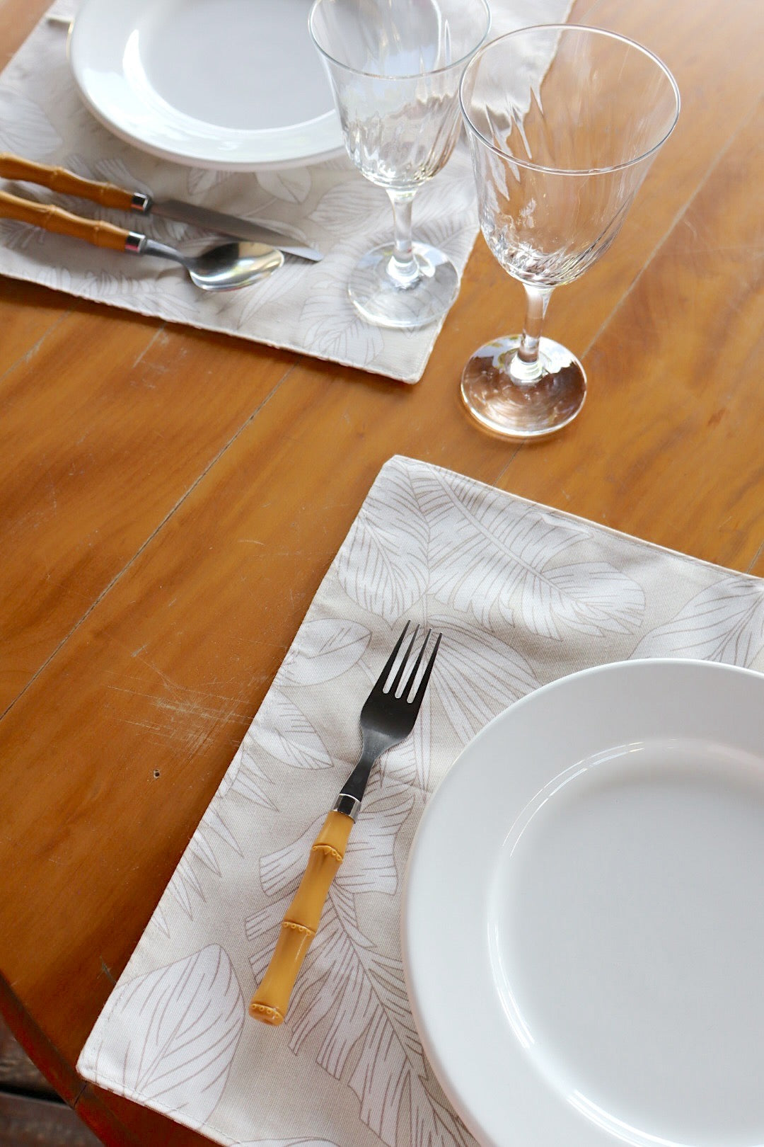 Lugar Americano Dupla Face Impermeável Folhas Bege