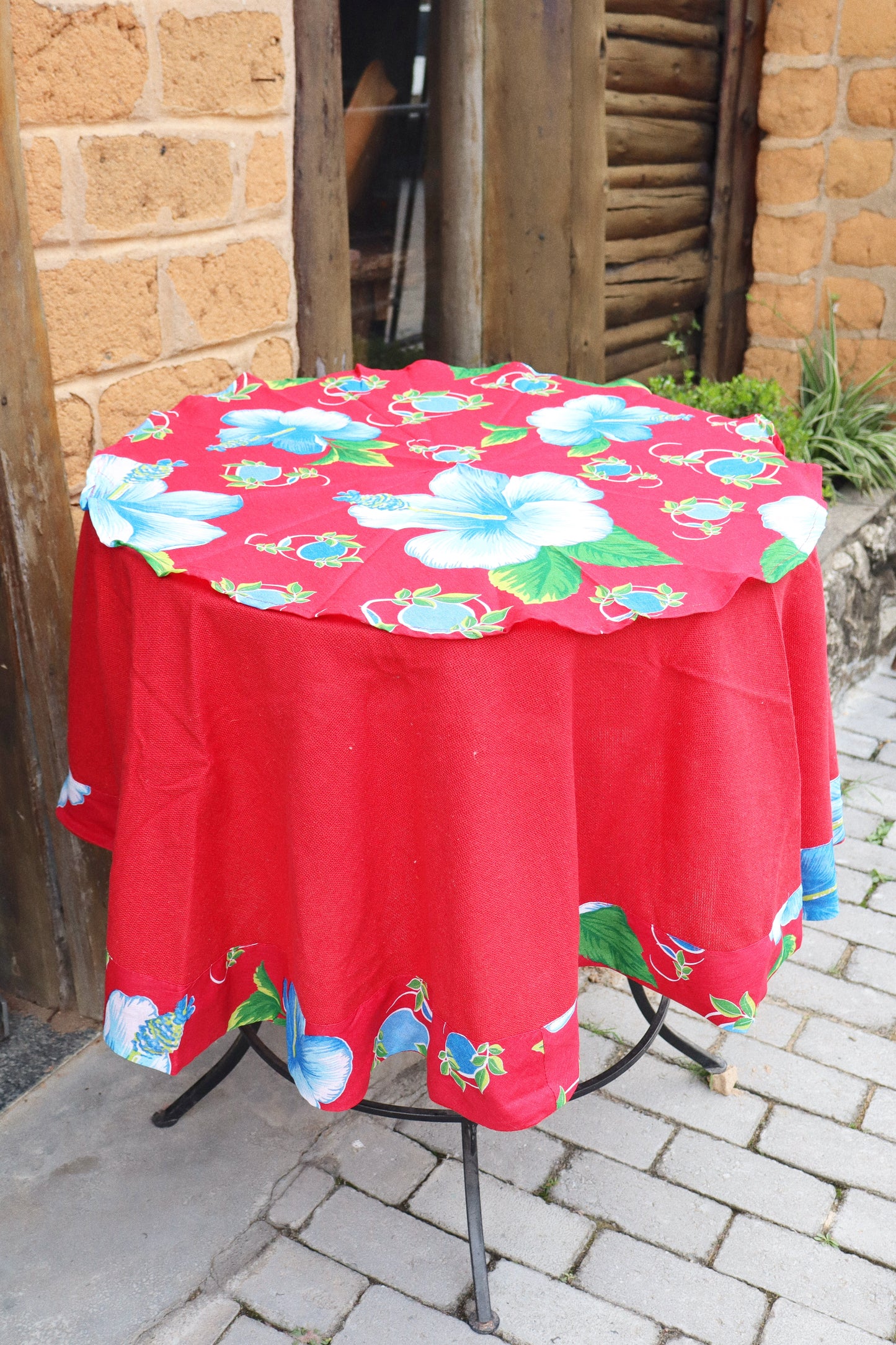 Toalha De Mesa Redonda Chita com Composê Vermelho 1,50m