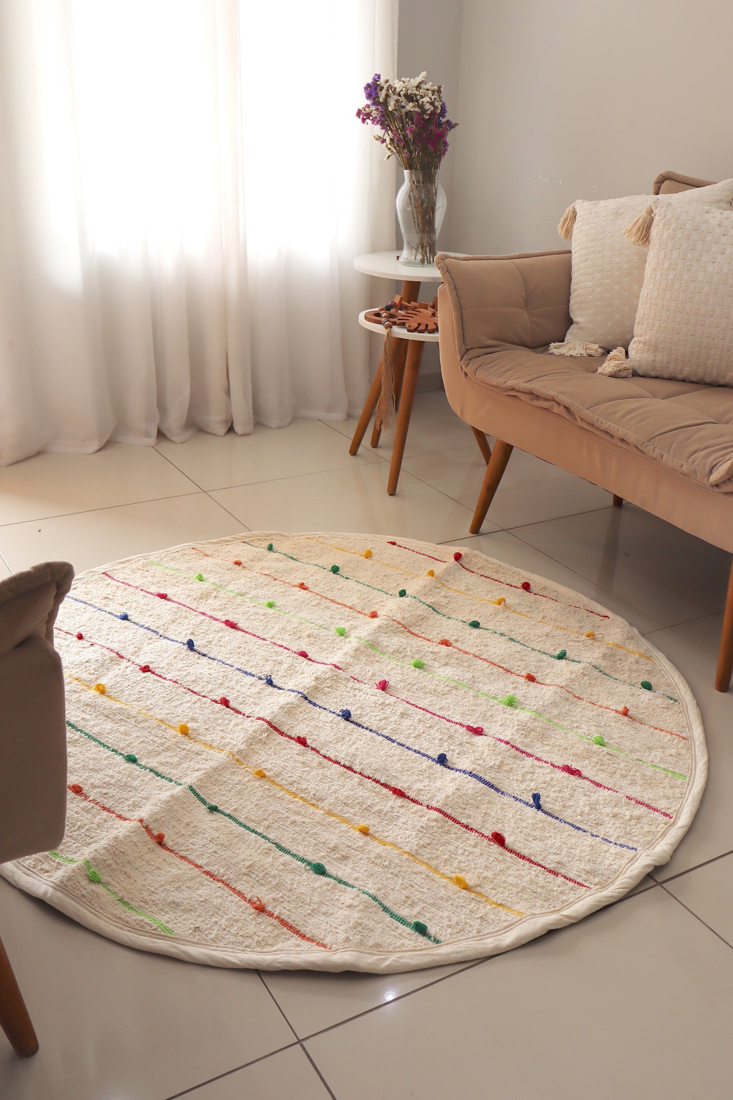 Tapete Algodão Puxadinho Redondo Pompom Colorido Arco Íris 2,0m