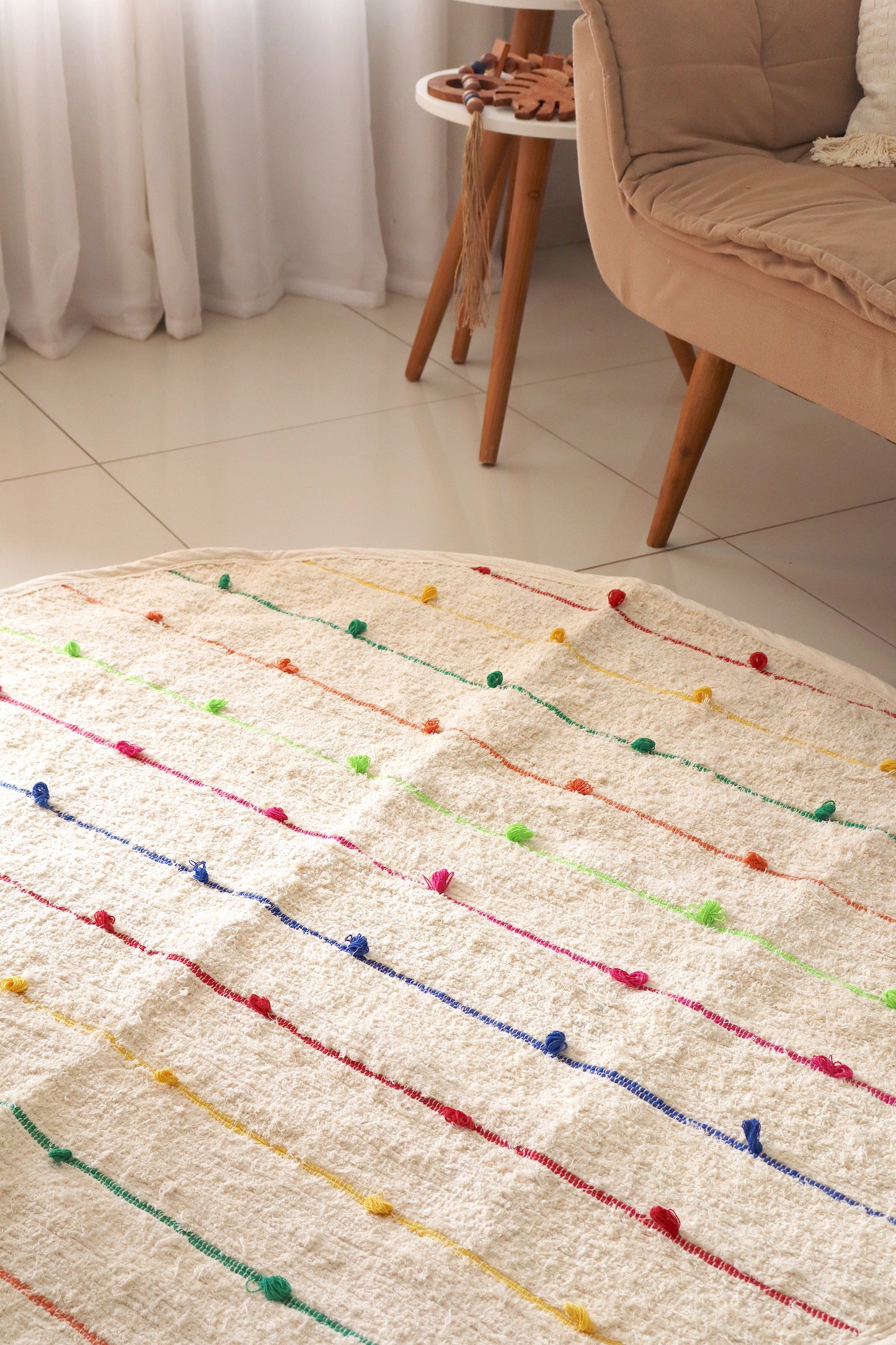 Tapete Algodão Puxadinho Redondo Pompom Colorido Arco Íris 2,0m