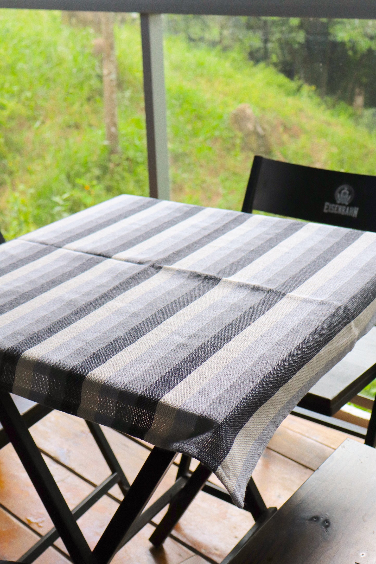 Toalha de Mesa Quadrada Listrada Preta e Cinza 0,70x0,70m