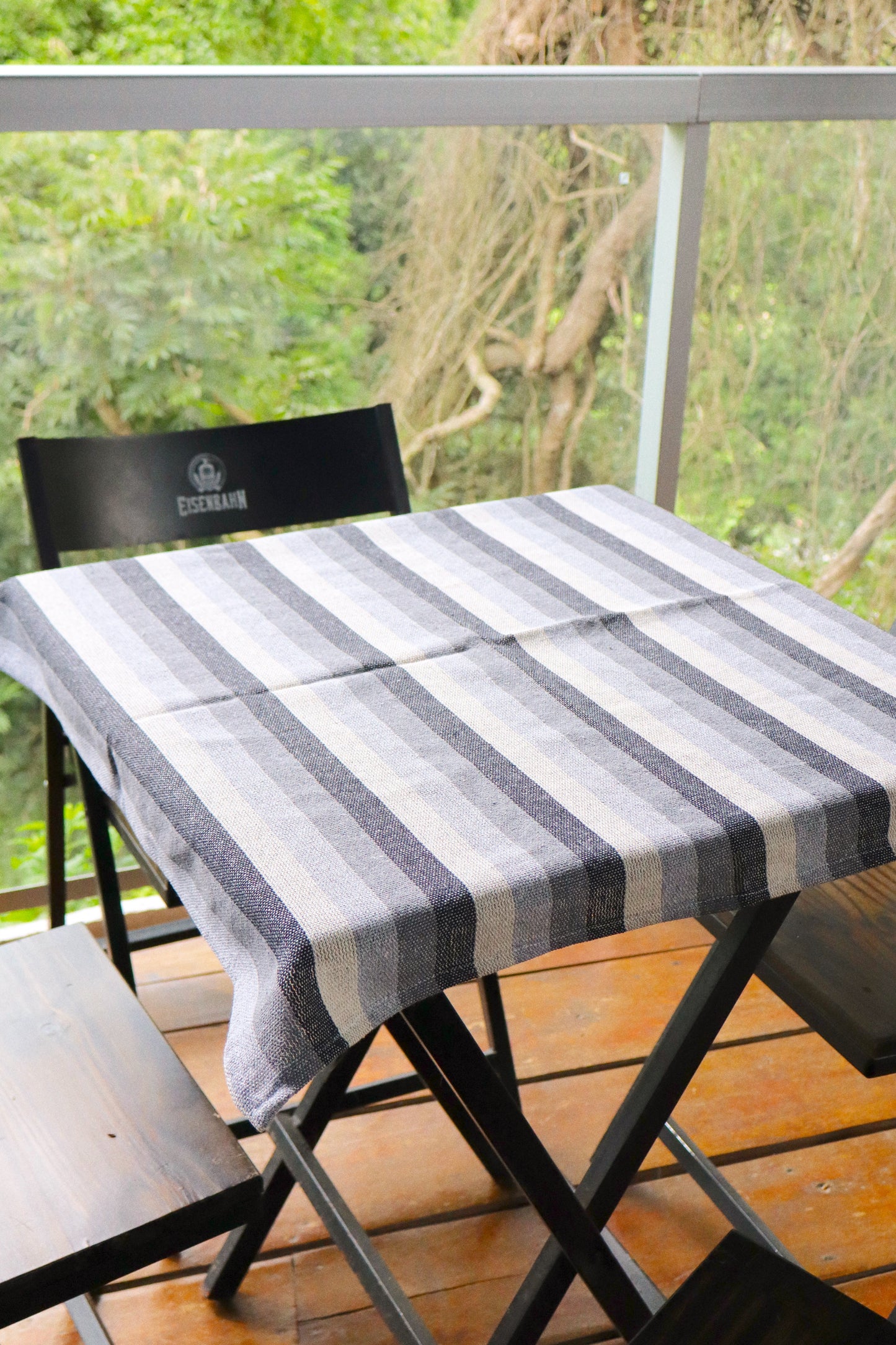 Toalha de Mesa Quadrada Listrada Preta e Cinza 0,70x0,70m