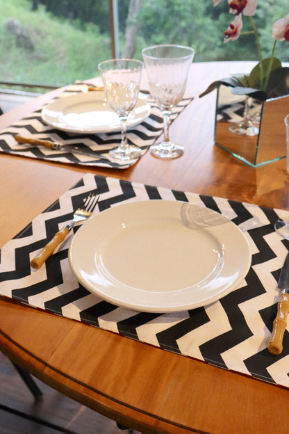 Lugar Americano Dupla Face Impermeável Chevron Preto e Vermelho