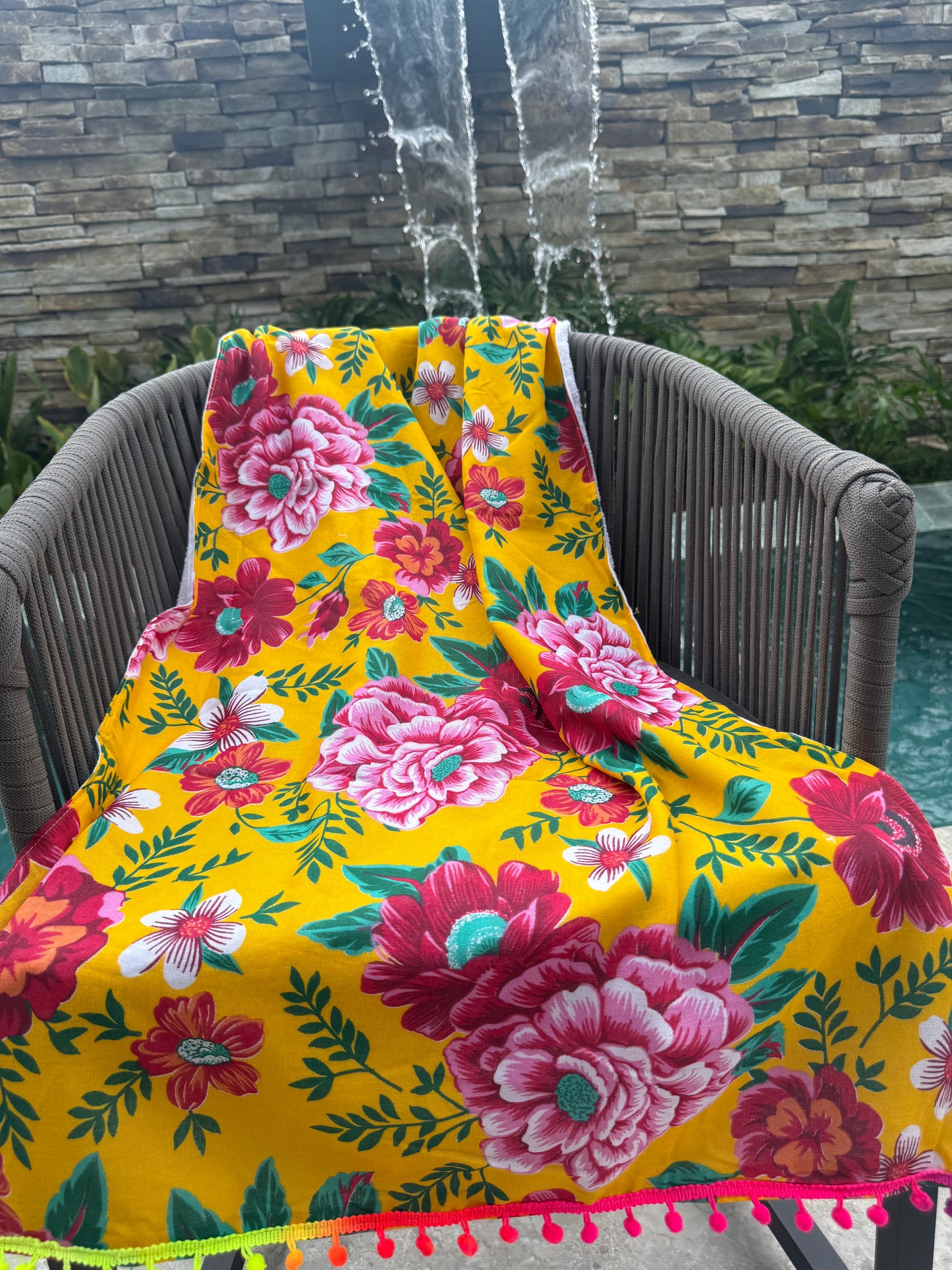 Toalha Canga Dupla Face com Chita Amarela com Toalha Branca