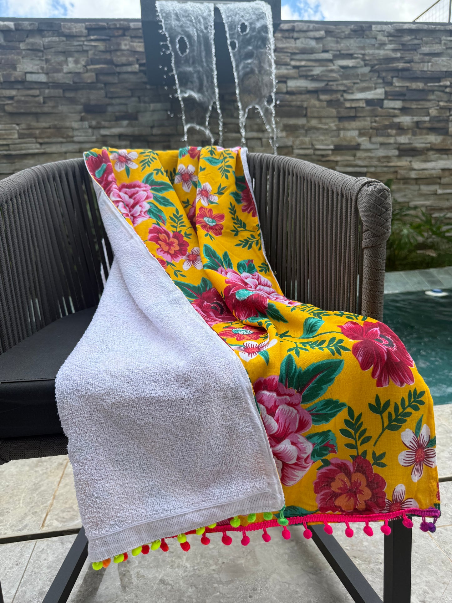 Toalha Canga Dupla Face com Chita Amarela com Toalha Branca