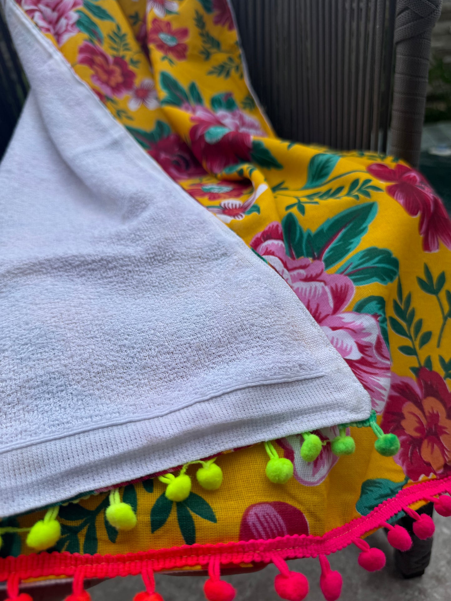 Toalha Canga Dupla Face com Chita Amarela com Toalha Branca