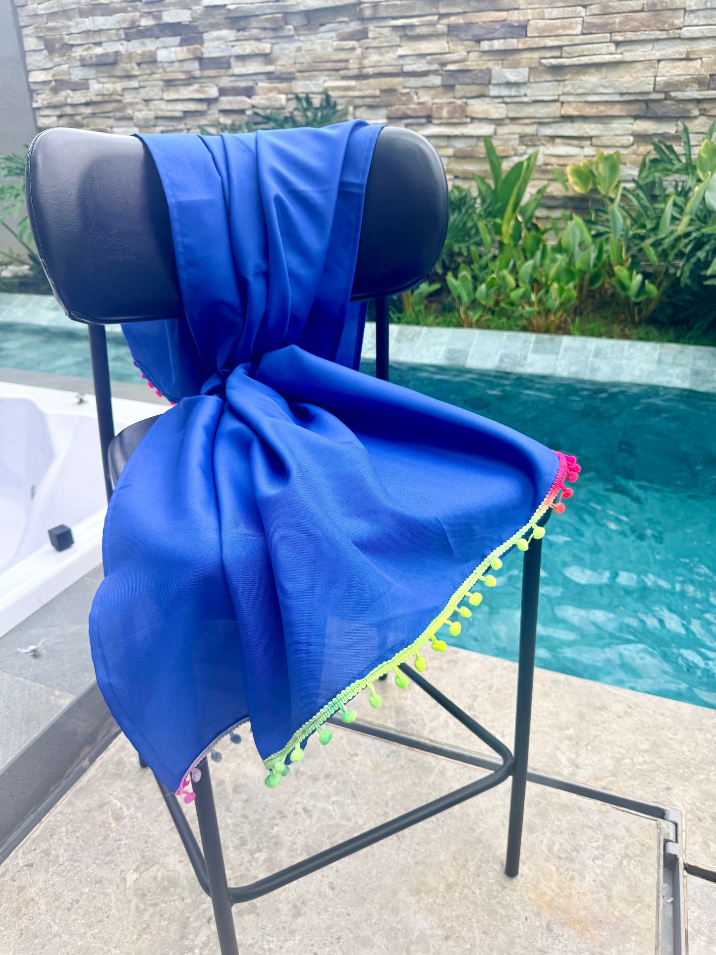 Canga Saída de Praia Azul com Pompom Colorido