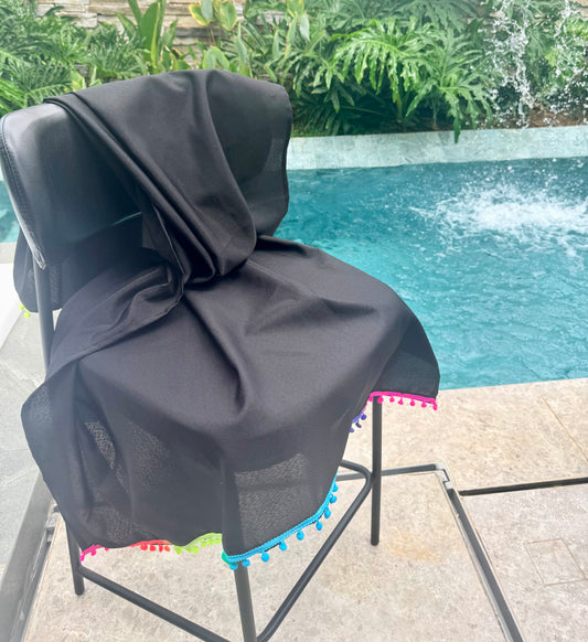 Canga Saída de Praia Preto com Pompom Colorido