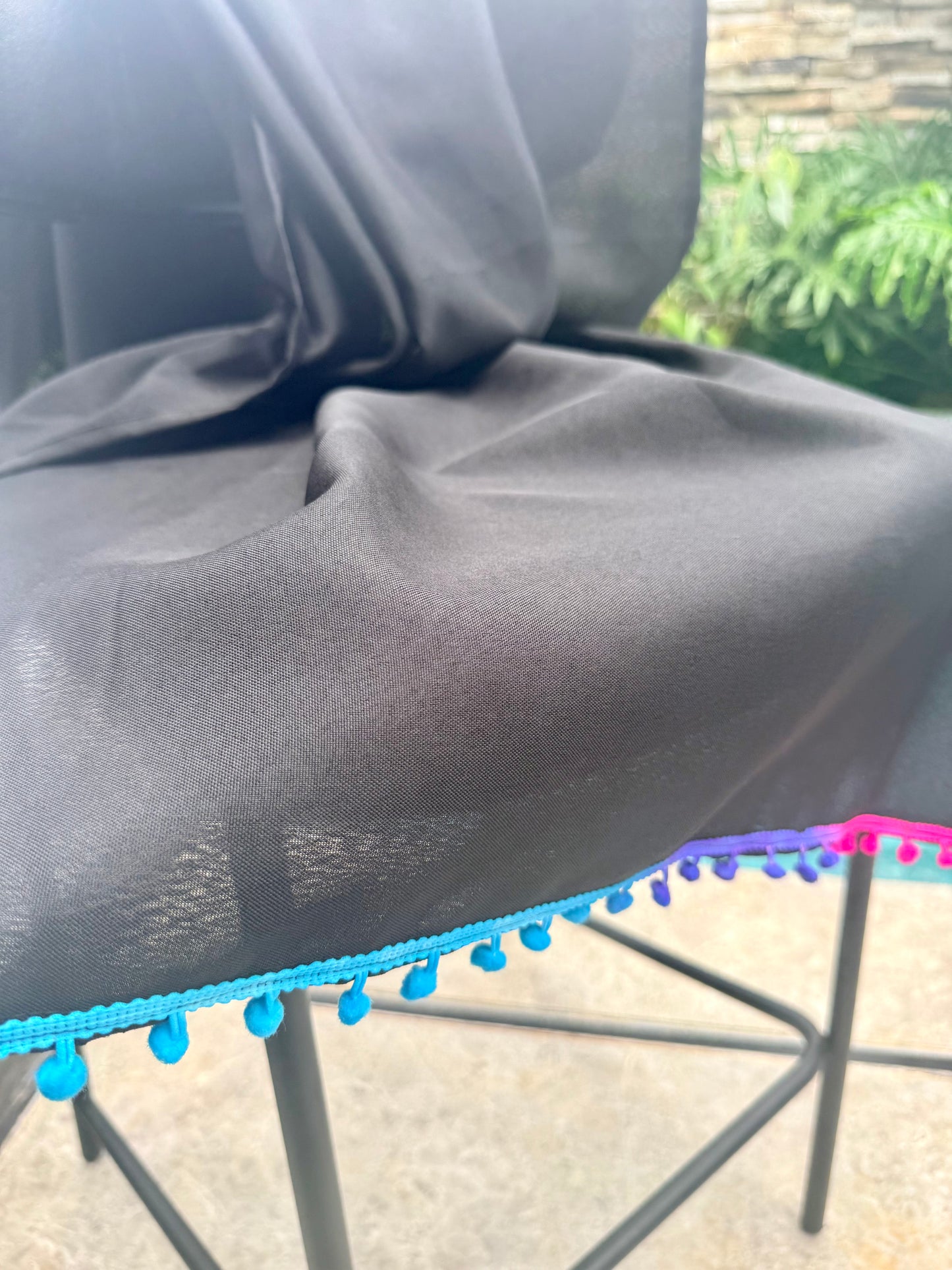 Canga Saída de Praia Preto com Pompom Colorido