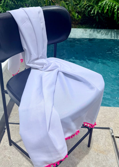 Canga Saída de Praia Branca com Pompom Rosa