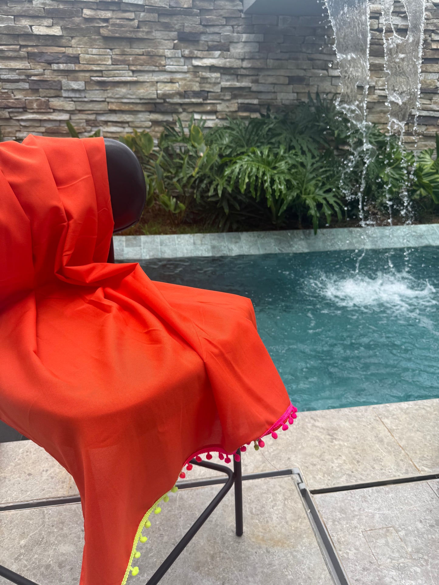 Canga Saída de Praia Laranja com Pompom Colorido