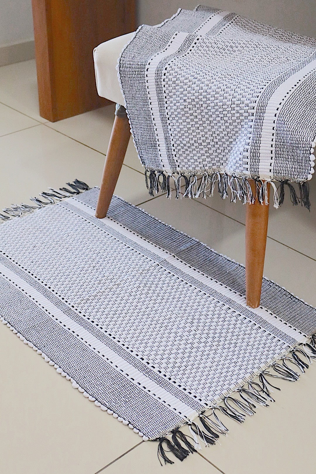 Par de Tapete de Malha Moldura Branco