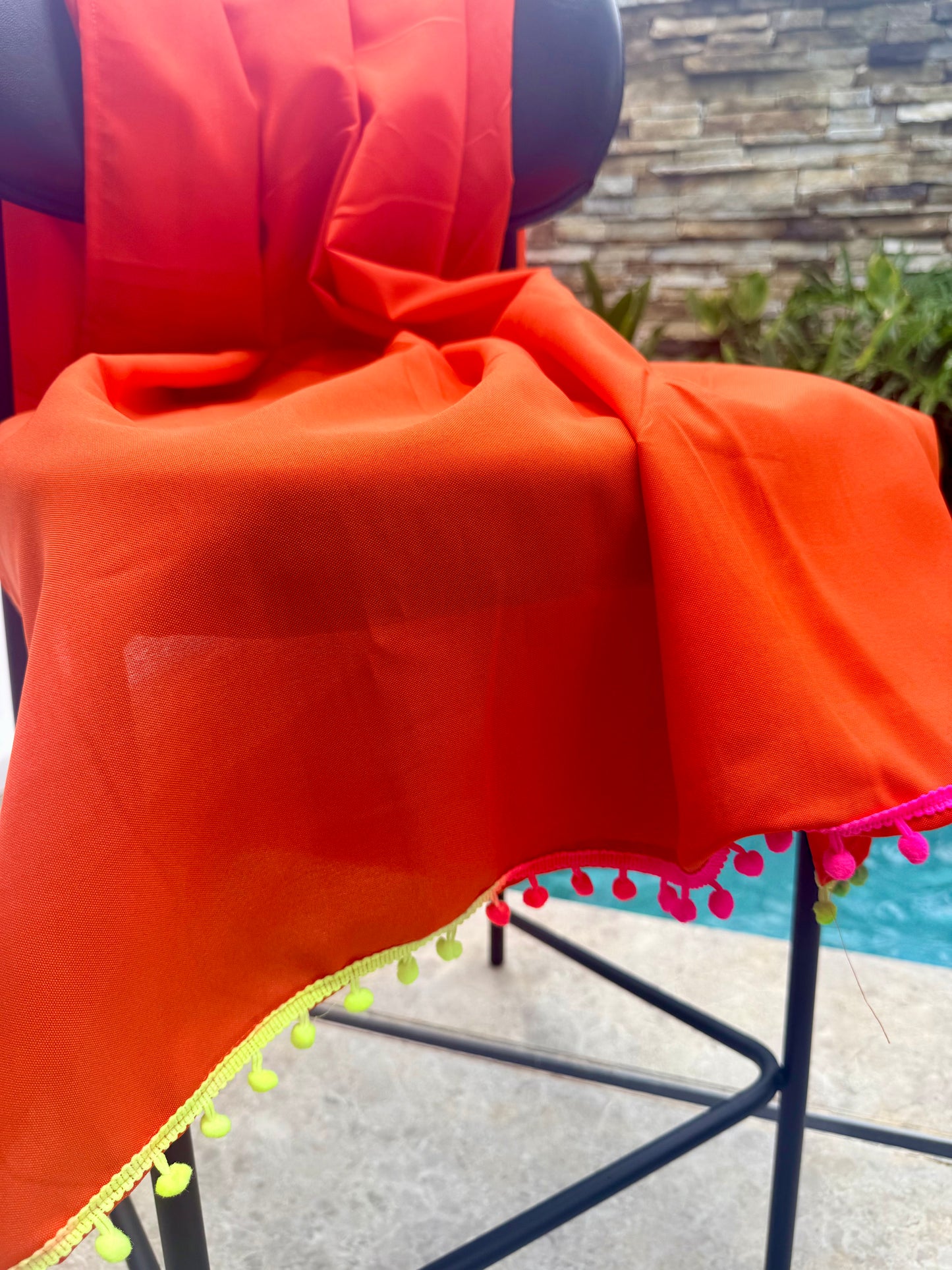 Canga Saída de Praia Laranja com Pompom Colorido