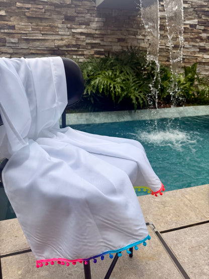 Canga Saída de Praia Branca com Pompom Colorido