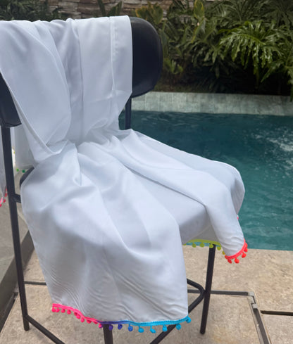 Canga Saída de Praia Branca com Pompom Colorido