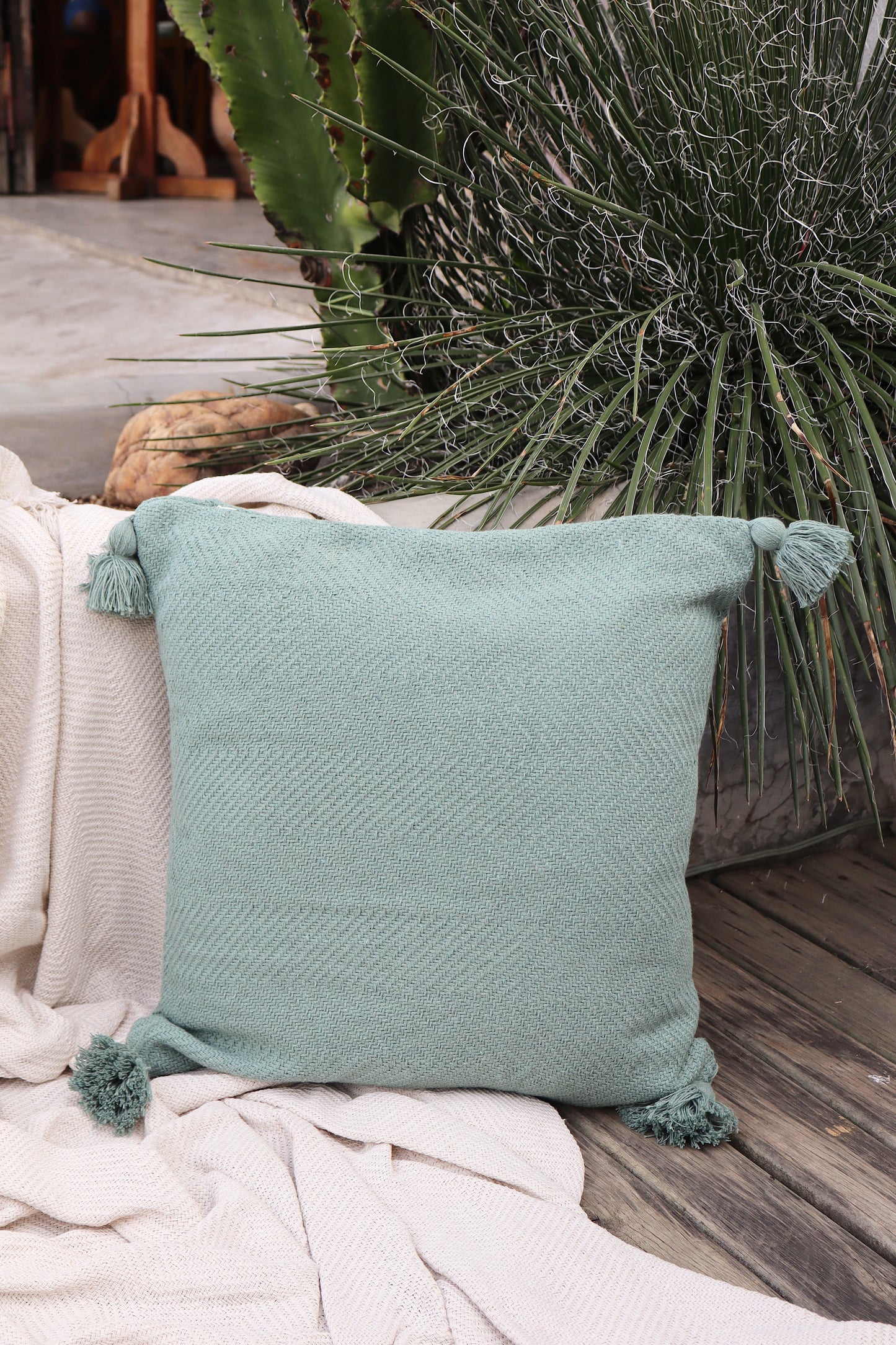 Capa de Almofada Boho Escama com Pompom Lisa Verde Menta 45x45