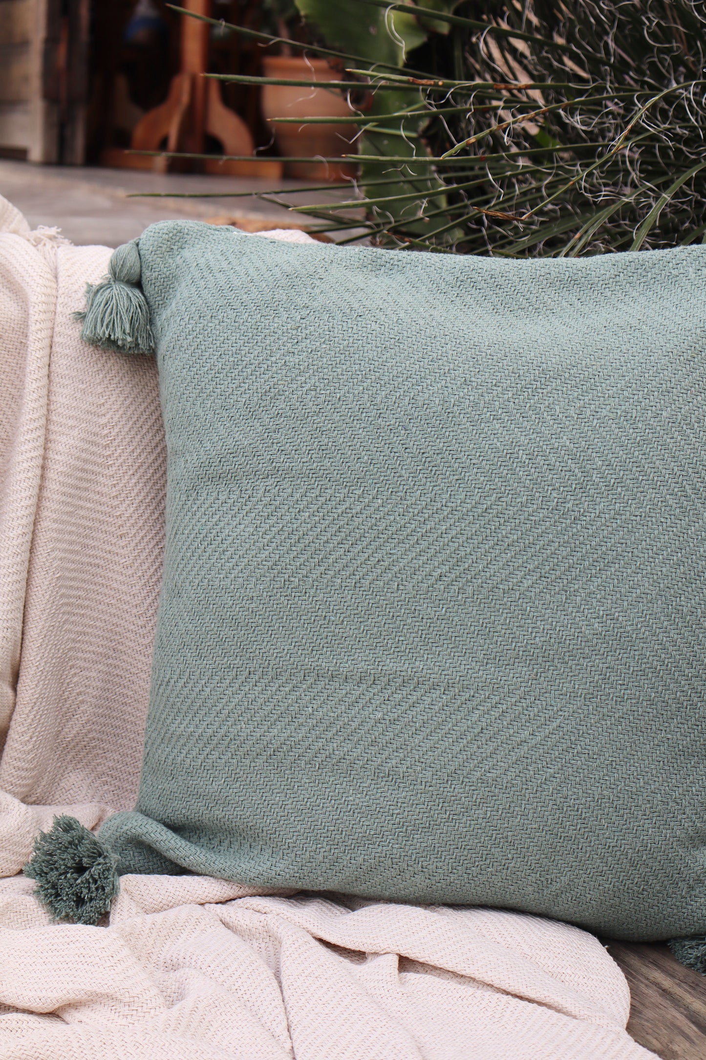 Capa de Almofada Boho Escama com Pompom Lisa Verde Menta 45x45