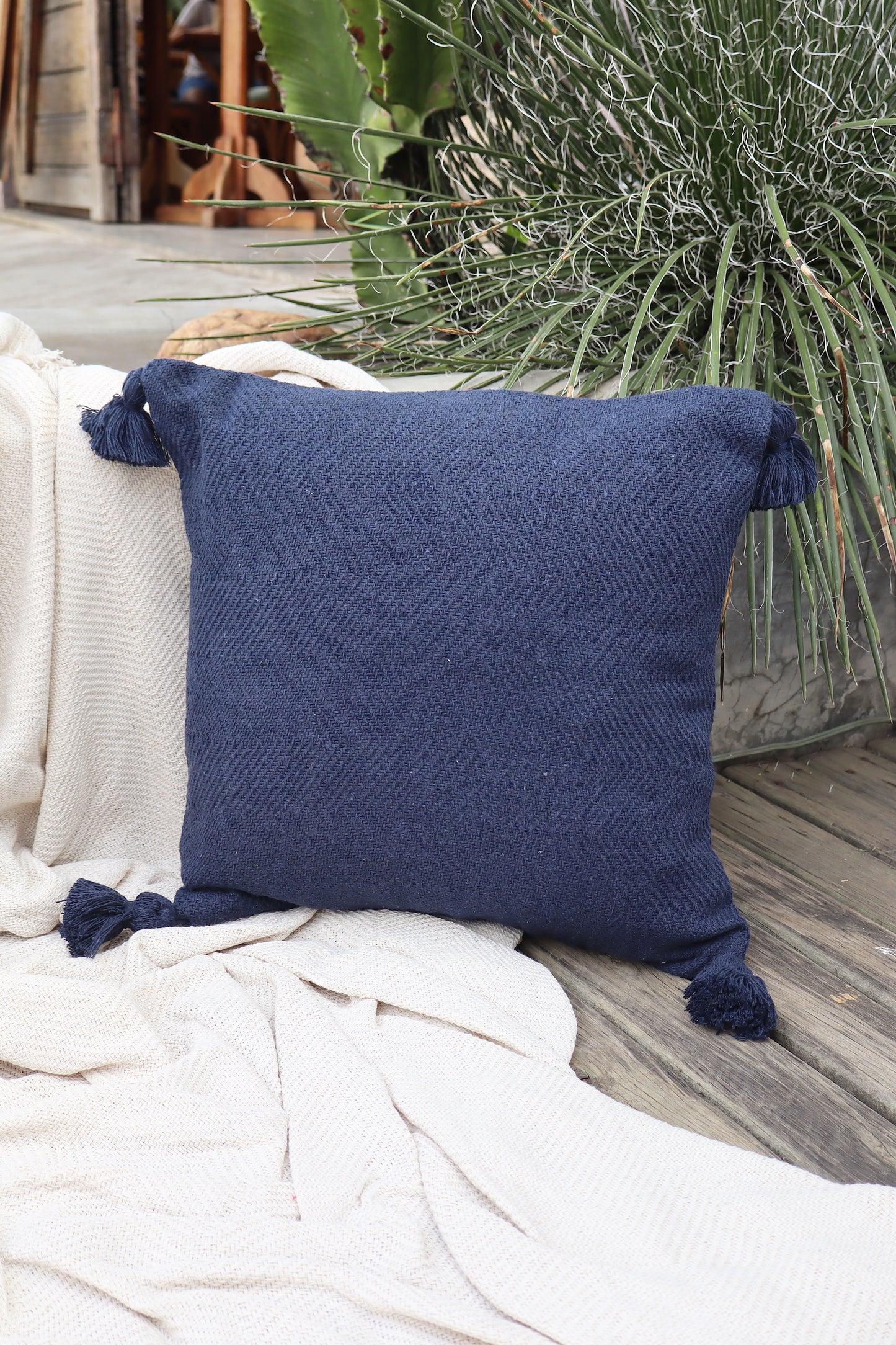 Capa de Almofada Boho Escama com Pompom Lisa Azul Marinho 45x45