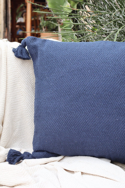 Capa de Almofada Boho Escama com Pompom Lisa Azul Marinho 45x45