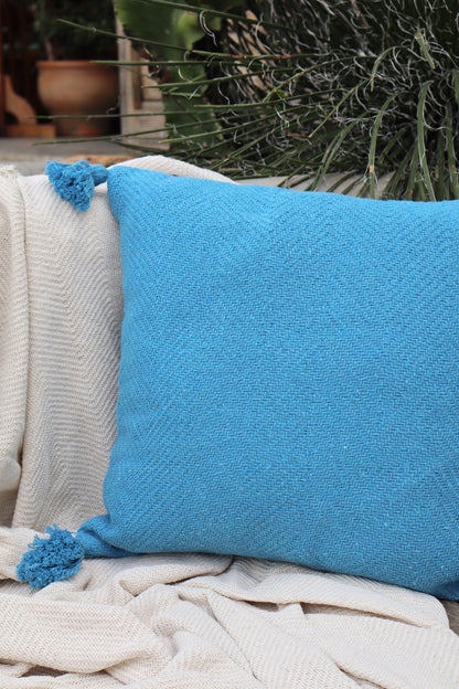 Capa de Almofada Boho Escama com Pompom Lisa Azul Claro 45x45