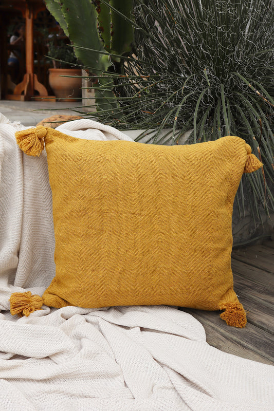 Capa de Almofada Boho Escama com Pompom Lisa Mostarda 45x45