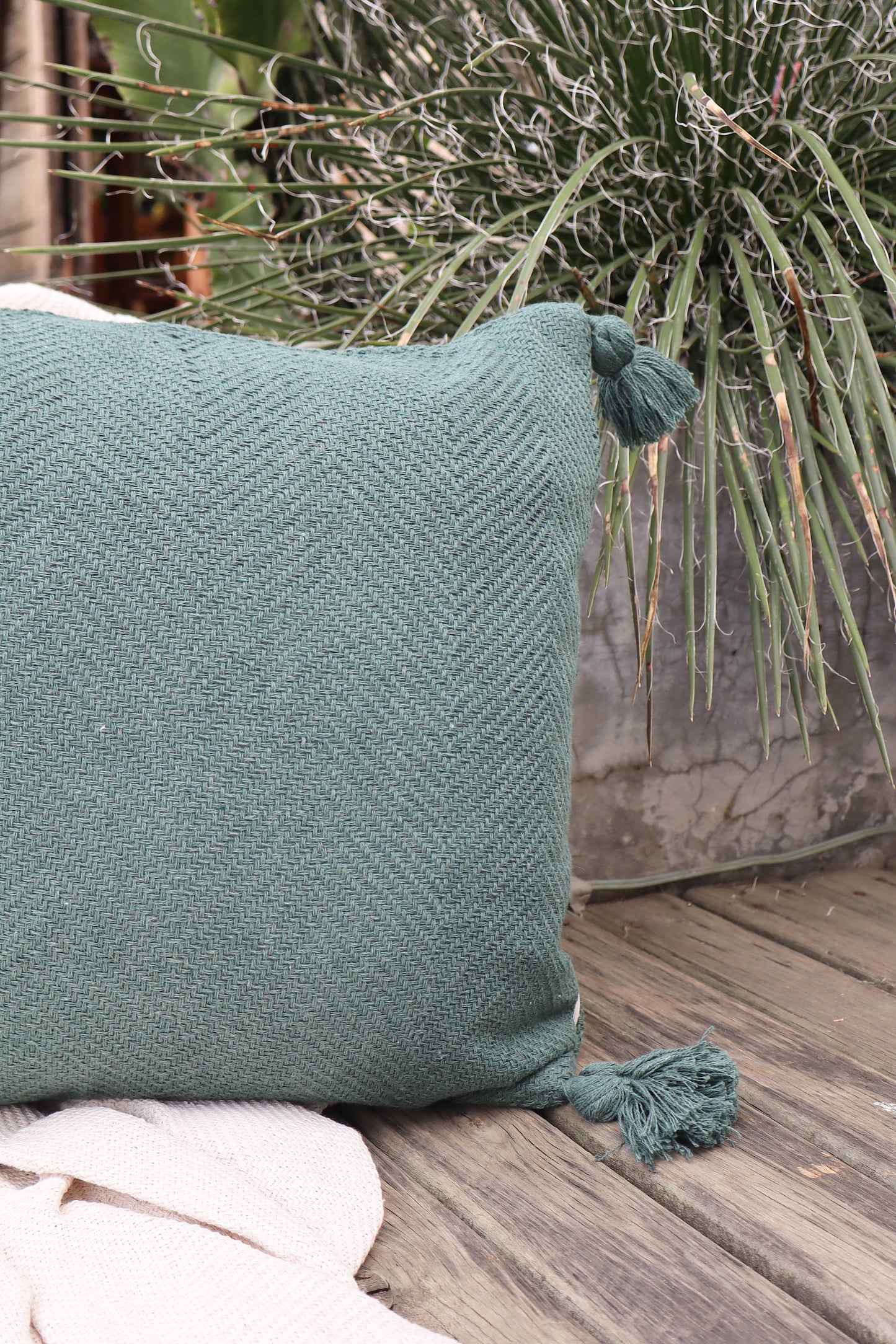 Capa de Almofada Boho Escama com Pompom Lisa Verde Musgo 45x45