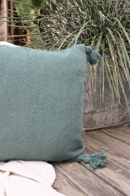 Capa de Almofada Boho Escama com Pompom Lisa Verde Musgo 45x45