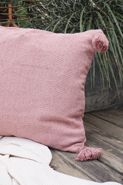 Capa de Almofada Boho Escama com Pompom Lisa Rosê 45x45