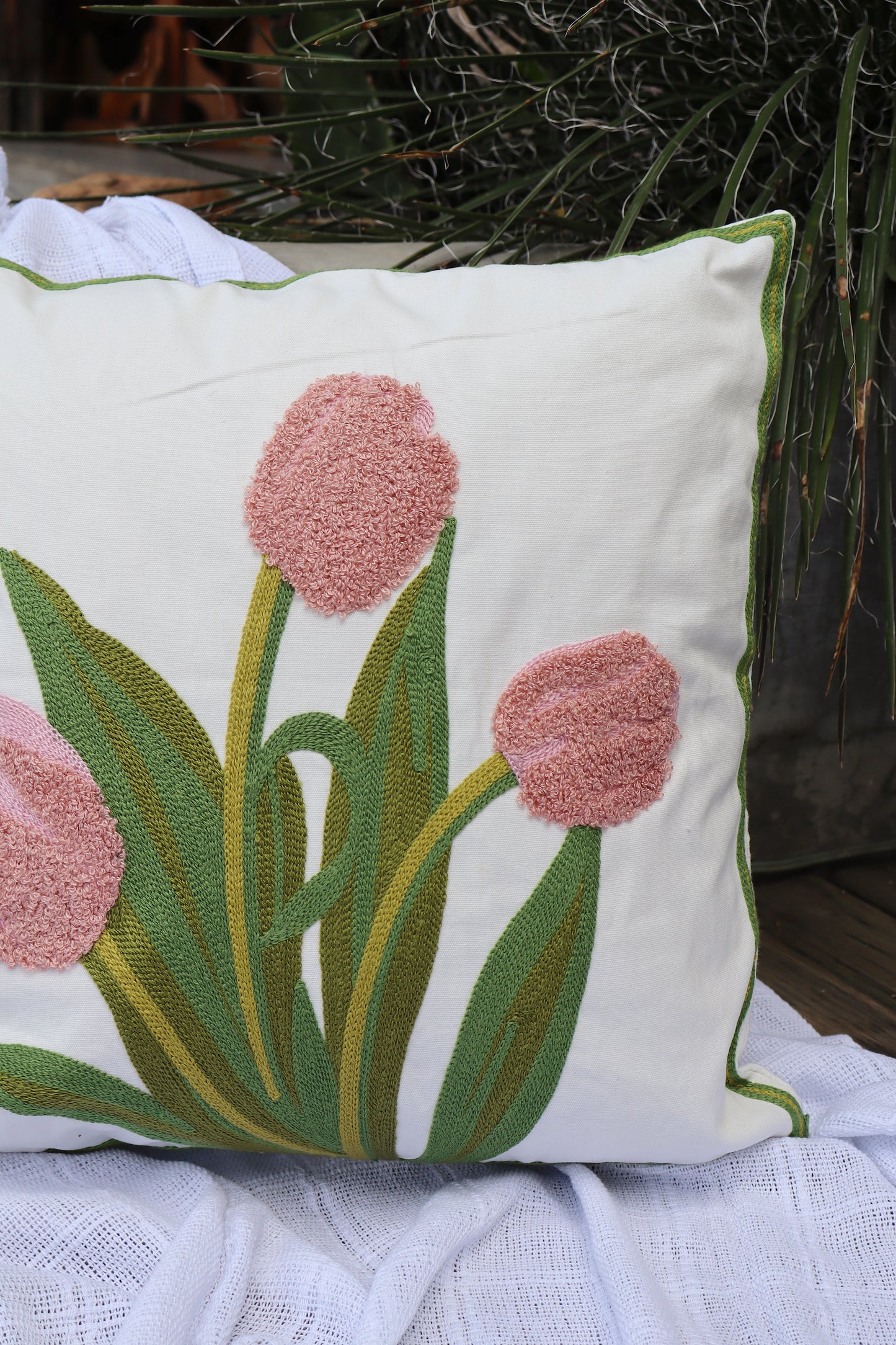 Capa de Almofada Bordada em Linho 45x45 Flores EST02