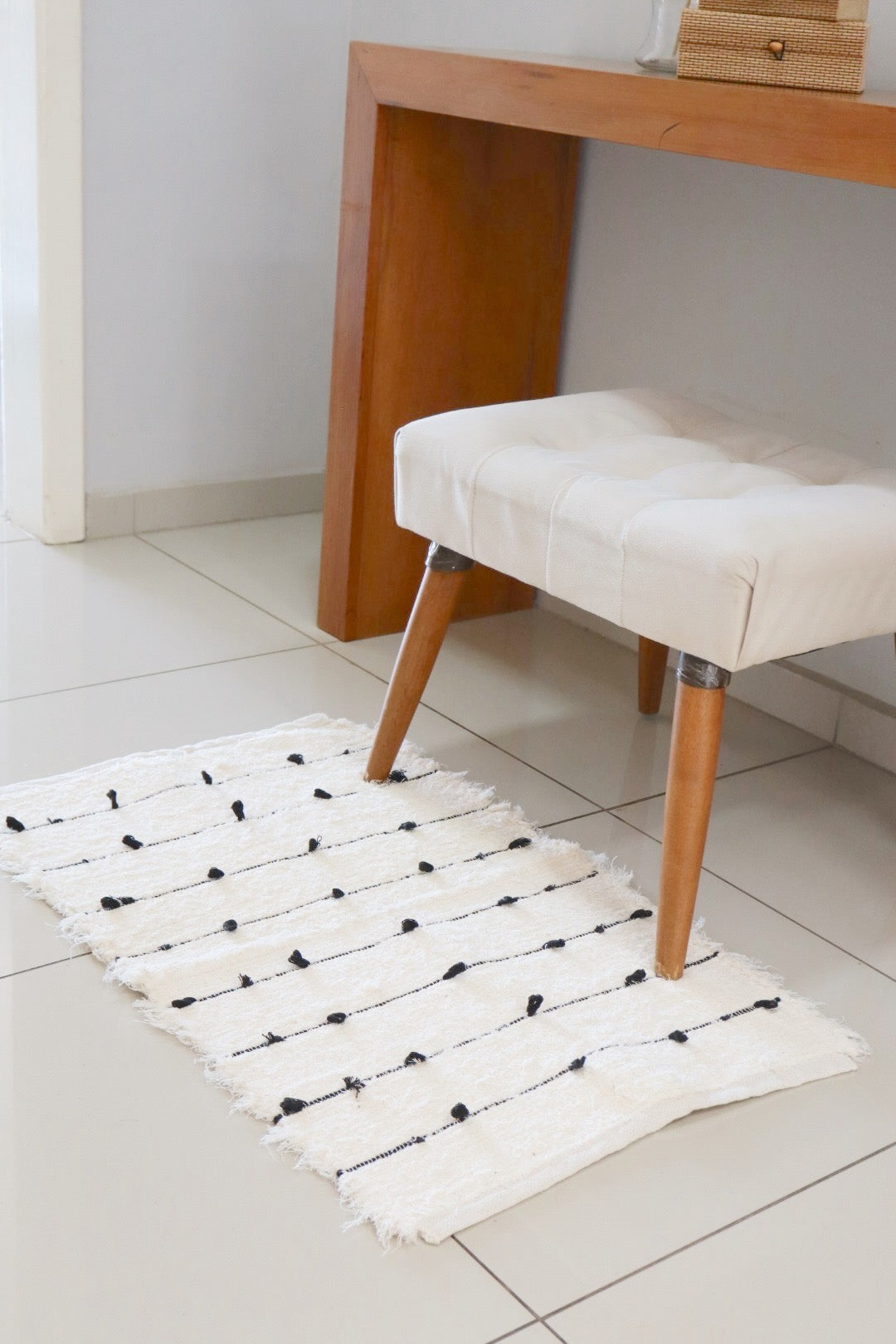 Tapete Algodão Felpudo Puxadinho Pompom Preto 50x80cm