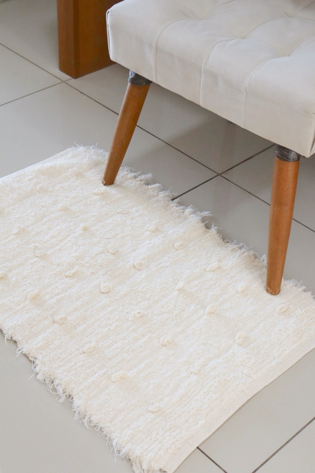 Tapete Algodão Felpudo Puxadinho Pompom Cru 50x80cm