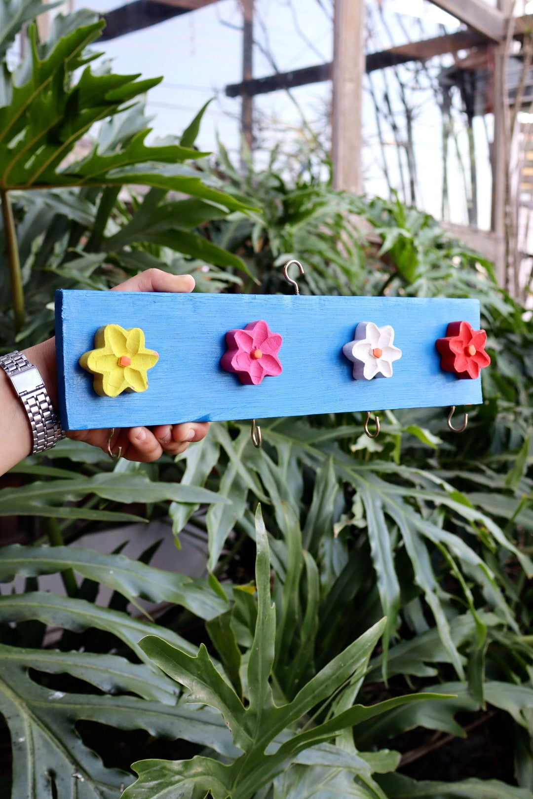 Cabide de Madeira Azul com 4 Ganchos Flor Colorida