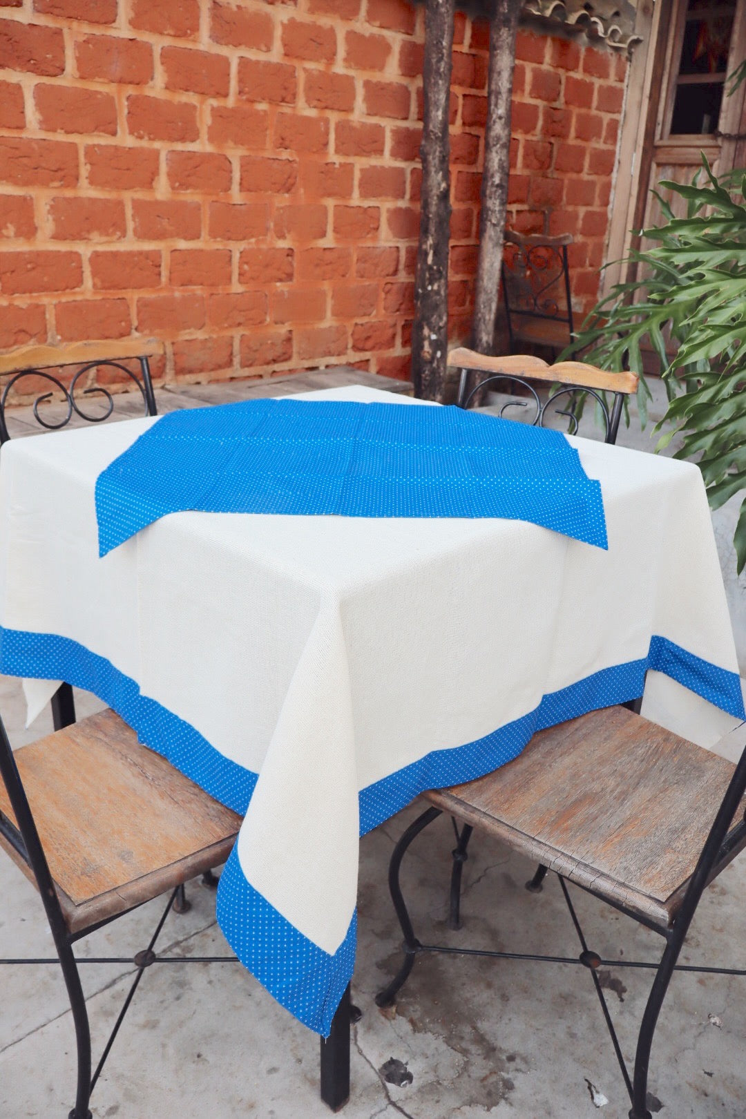 Toalha de Mesa com Barra de Tricoline Poá Azul com Composê 1,5mx1,5m