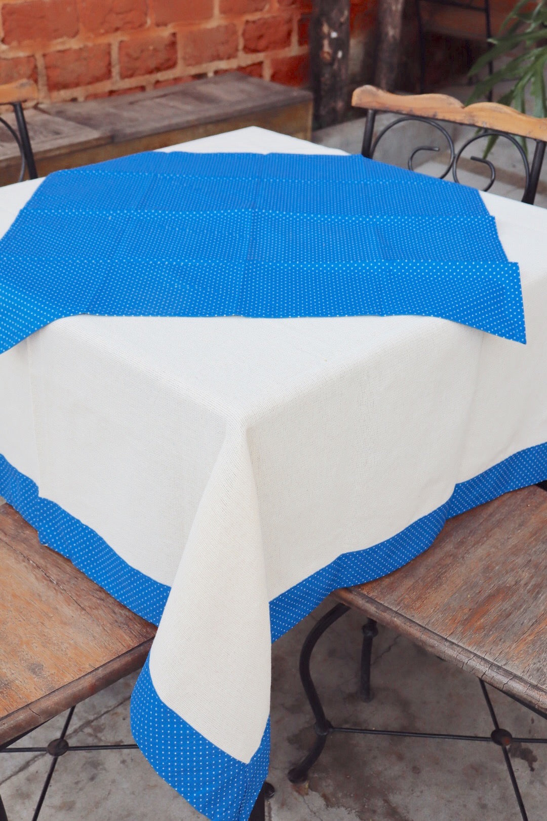 Toalha de Mesa com Barra de Tricoline Poá Azul com Composê 1,5mx1,5m