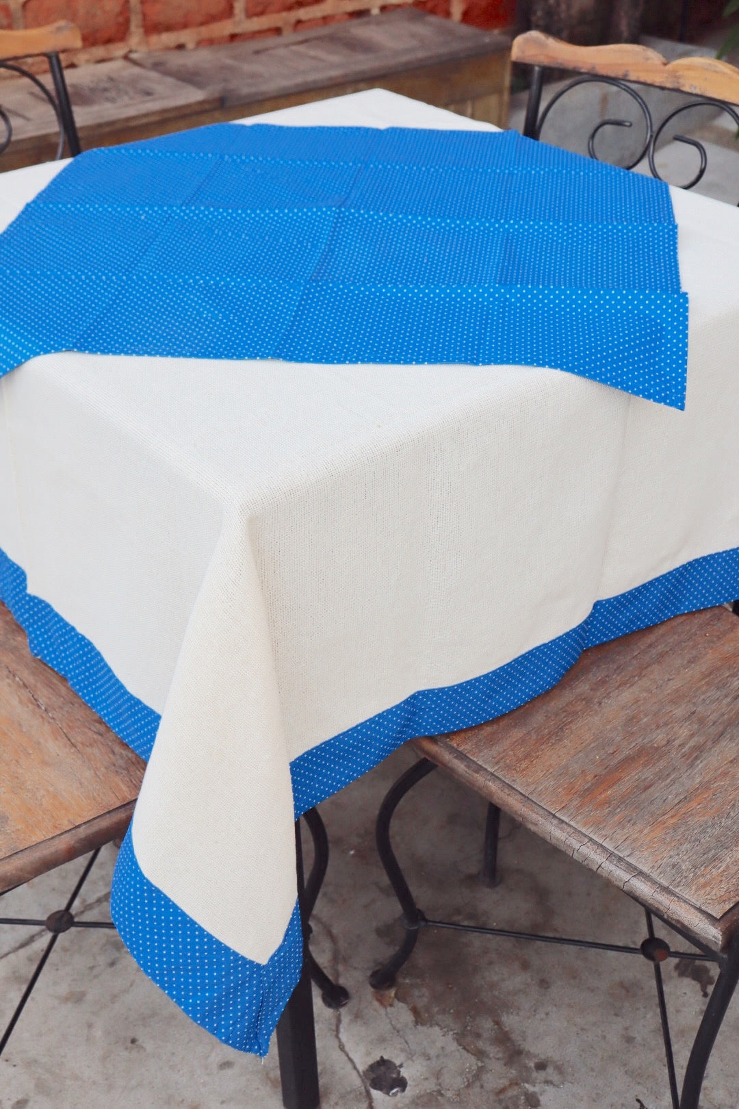 Toalha de Mesa com Barra de Tricoline Poá Azul com Composê 1,5mx1,5m
