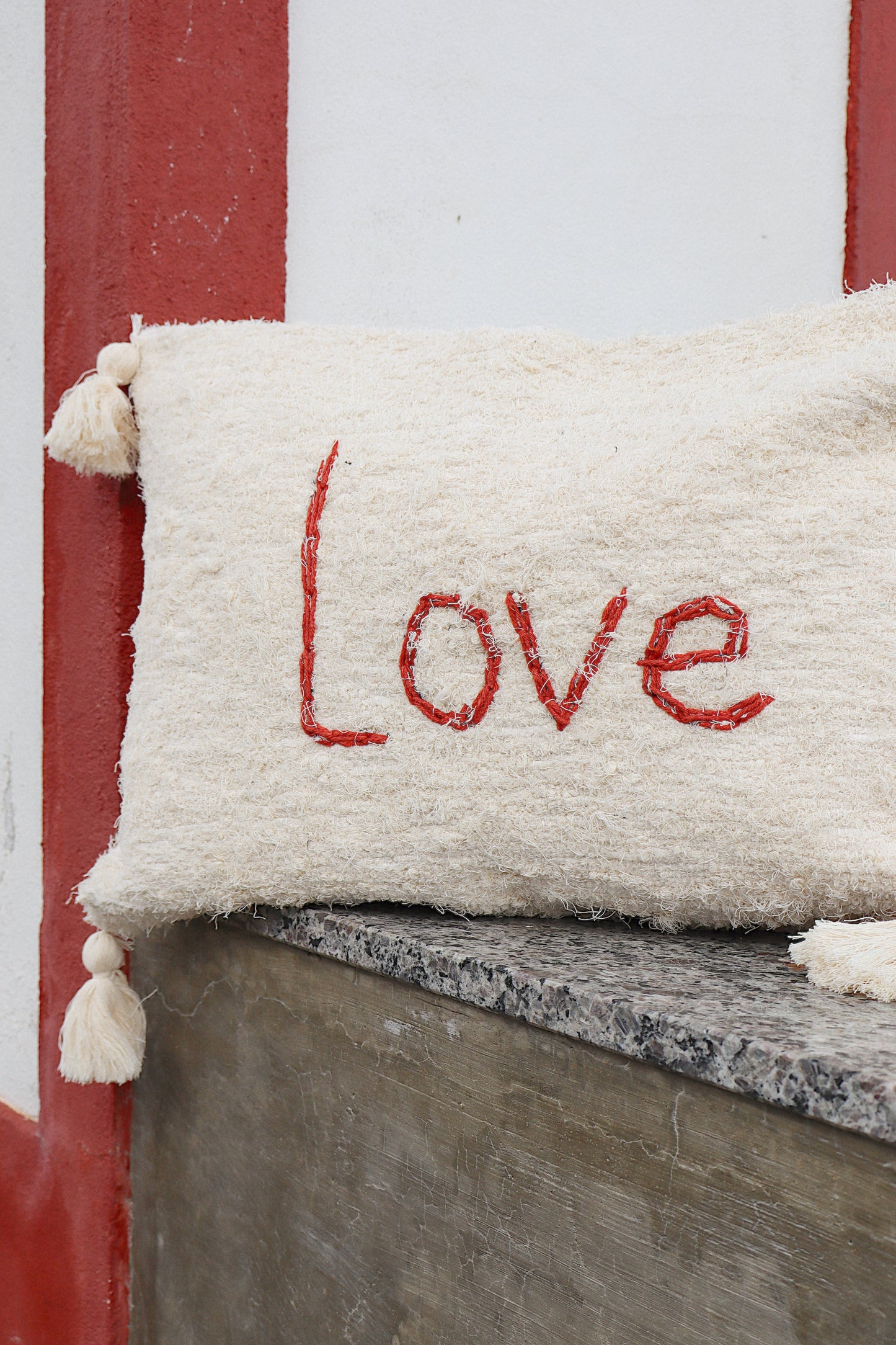 Capa de Almofada Algodão Bordada Love Terracota 30x50cm