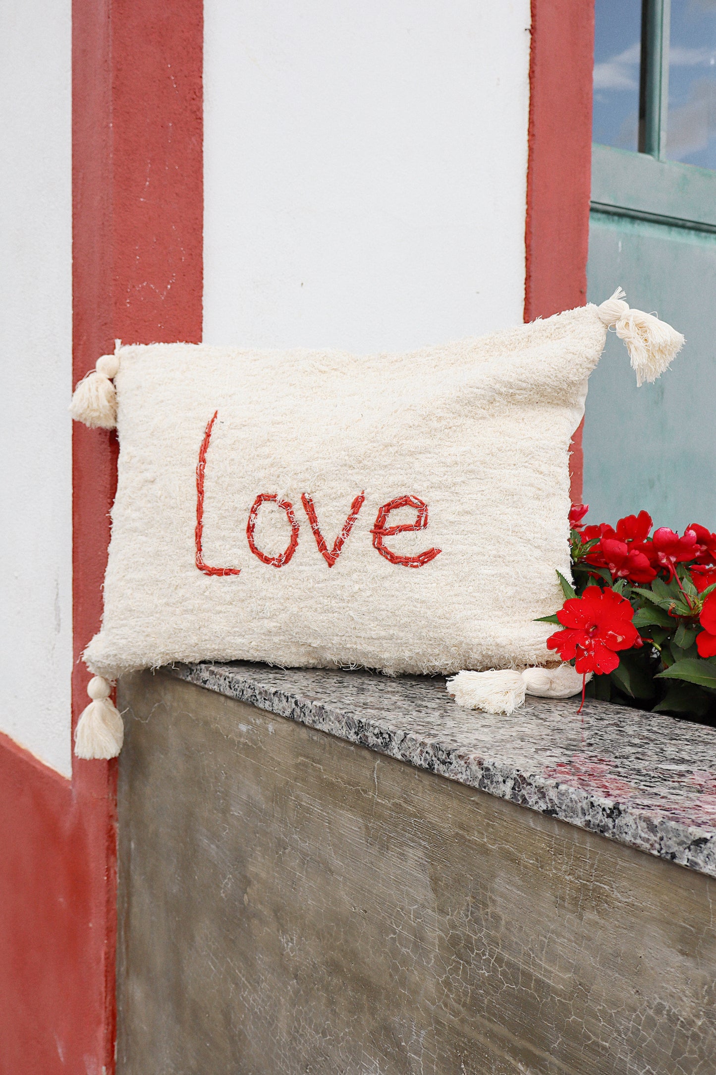 Capa de Almofada Algodão Bordada Love Terracota 30x50cm
