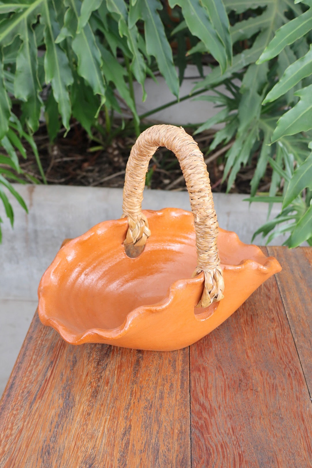 Cesto em Cerâmica com detalhe em Cipó P